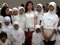 Nikita Willy menggelar acara halal bihalal bersama penggemarnya di Apartemen Lavande, Tebet, Jakarta Selatan, Kamis (23/8/2012). (Gusmun/detikHot).