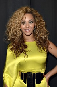 Seperti lagunya Girls (Who Run The World), Beyonce Knowles membuktikannya ia benar-benar berpengaruh di dunia dengan menduduki urutan ke-32. Setelah melahirkan putri pertamanya, istri Jay-Z itu menggelar konser 4 hari beruturut-turut dimana tiketnya pun habis terjual. Ia juga meraih platinum atas albumnya, 16 Grammy Awards, dan penghargaan lainnya. Jason Merritt/Getty Images.