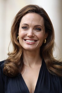 Angelina Jolie terkenal sebagai aktris yang meraih banyak pernghargaan, Goodwill Ambassador PBB, mengurus enam anak, dan selalu sibuk 24 jam dan 12 bulan. Ia juga menjadi sutradara di film In The Land Of Blood and Honey pada 2011. Pada bulan Juni lalu, ia menyumbangkan Rp 948 Miliar pada UNHCR untuk membantu pengungsi Syria. Ia pun menjadi perempuan paling berpengaruh di dunia urutan ke-66. Dan Kitwood/Getty Images.