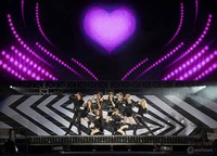 SNSD menyanyikan Genie (Tell Me Your Wish) dengan pakaian serba hitam. (KakaoTalk SMTOWN)