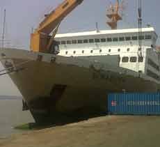 Arus Balik di Pelabuhan Tanjung Perak Masih Sepi