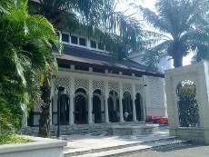 Baitul Hikmah Elnusa, Masjid Megah Dengan 23 Pintu Kaca