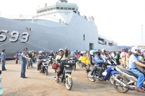 Ribuan Pemudik dengan KRI Banda Aceh Tiba di Priok