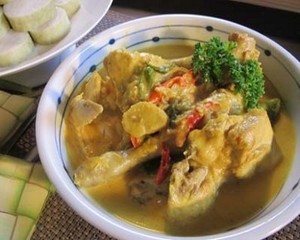 Nyam, nyam.. Gurihnya Opor Ayam yang Pedas Menggigit