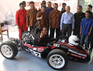 Mobil Balap UGM Pamitan Berangkat ke Jepang