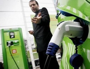 Asyik, Bisa Ngecas Mobil Listrik di McD!