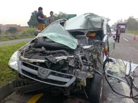 Akhirnya mobil Innova menghantam bagian belakang truk karena dalam hitungan detik sudah tidak dapat menghindar dan hanya bisa memindahkan gigi 5 ke gigi 4 dan rem full. Mobil tidak oleng dan saya bersyukur hanya luka kecil namun penumpang disamping saya mengalami patah tulang. Foto: Murdjani Haryo Saloko.
