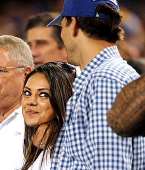 Lirikan Mata Mila Kunis pada Ashton Kutcher