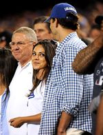 Lirikan Mata Mila Kunis pada Ashton Kutcher