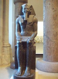 Patung Firaun Ramesses II. Walaupun kitab suci menyebutnya hanya dengan nama Firaun, tapi Ramesses II ini yang sering disebut sebagai lawan dari Nabi Musa (Fitraya/detikTravel)
