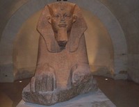 Dari lantai dasar, pengunjung akan langsung disambut oleh Sphinx. Setelah itu, bersiap-siaplah melihat deretan peti mumi, alias Sarcophagus (Fitraya/detikTravel)