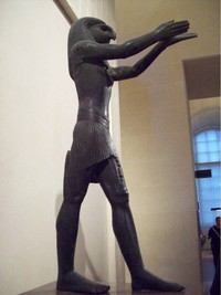 Patung Dewa Horus, salah satu koleksi patung dewa Mesir kuno yang dimiliki Museum Louvre (Fitraya/detikTravel)