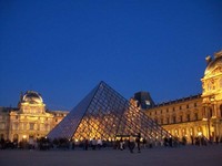 Backpacker biasa datang pada Rabu atau Jumat malam. Setelah pukul 18.00 waktu Paris, ada promosi tiket murah masuk Louvre, hanya 6 Euro atau Rp 72.000 (Fitraya/detikTravel)