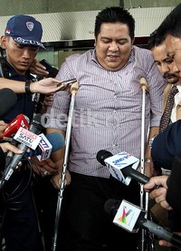 Karena kaki kanannya sakit, Dendy harus menggunakan tongkat penyangga untuk berjalan. (Ramses/detikcom).