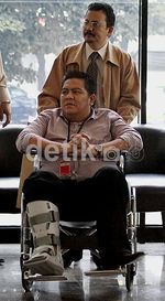 Naik Kursi Roda, Dendy Penuhi Panggilan KPK