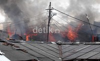 Api melumat 4 rumah di Jalan Bangka IIG, Jakarta Selatan.