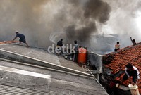 Kebakaran menimbulkan asap hitam yang membumbung ke angkasa.
