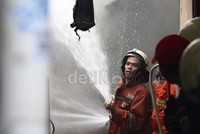 Petugas berusaha memadamkan api.