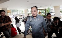 Jenderal bintang dua yang oleh KPK ditetapkan sebagai tersangka kasus simulator SIM itu masuk melalui pintu depan Bareskrim Polri, Jl Trunojoyo, Jakarta Selatan.