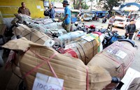 Di hari keempat pasca lebaran, warga Bekasi mulai memenuhi ekspedisi kiriman paket untuk mengambil barang yang dikirim dari kampung halaman.
