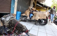 Tidak hanya motor, kerangka mesin mobil pun dikirim melalui jasa ekspedisi.