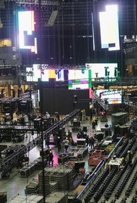 Petugas kontruksi menata lampu di Time Warner Cable Arena untuk persiapan konvensi Partai Demokrat, beberapa waktu lalu.  Konvensi ini akan berlangsung 3 September mendatang namun persiapan sudah dilakukan untuk memperoleh hasil yang maksimal. (Photo by Mario Tama/Getty Images)