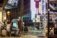 Perlu tenaga profesional untuk menata lampu, pengeras suara dan seting panggung yang apik. (Photo by Mario Tama/Getty Images)