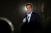 Kandidat presiden AS dari Partai Republik Mitt Romney dalam sebuah kampanye di Tenessee, Maret lalu. Tata lampu yang sangat sempurna membuat efek khusus pada bagian rambut dan bahu Romney. Tata lampu yang sempurna sangat meringankan tugas fotografer membuat foto yang berkualitas. (Photo by Justin Sullivan/Getty Images)