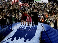 Foto Obama dan Joe Bidden dalam sebuah kampanye tahun 2008 lampau. Terlihat letak panggung tidak terlampu jauh dari penonton dan dan tata lampu membuat bayangan jatuh sangat fotojenik ke belakang. Butuh keahlian khusus untuk membuat kampanye politik tidak membosankan. (Photo by Chuck Kennedy-Pool/Getty Images)