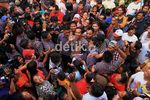 Ratusan Warga Mengelu-elukan Jokowi