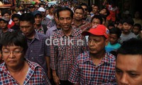 Jokowi datang dengan kemeja kotak-kotak.