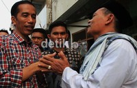 Jokowi menyalami warga satu persatu.