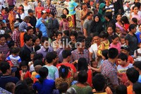 Setelah dari Jelambar Baru Jokowi menemui warga yang tinggal di sepanjang rel kereta di kawasan stasiun Angke.