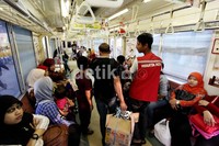KRL Commuter menjadi alat transportasi favorit warga Bekasi. Selain cepat dan tepat waktu, harga tiket masih terjangkau oleh penumpang.