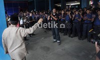 Foke memberi yel-yel kepada petuas. Pantang pulang sebelum padam, walau nyawa menjadi taruhan, ucap Foke.