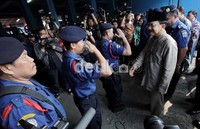 Foke meminta pasukan Pemadam Kebakaran tetap bekerja keras meski kritik terus mendera korps penjinak api tersebut.