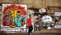 Masalah-masalah seperti kemacetan, banjir, rasa aman, hingga masalah kesehatan disindir lewat mural.