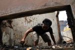 Warga Mencari Harta Benda Sisa Kebakaran