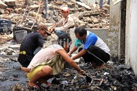 Warga mencari barang-barang yang masih bisa diselamatkan. Kebakaran di pemukiman warga ini terjadi sekitar pukul 03.45 WIB.