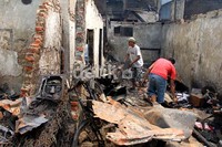 Puluhan rumah hangus dalam peristiwa tersebut.