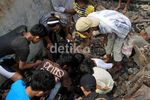 Warga Mencari Harta Benda Sisa Kebakaran