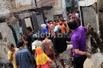 Warga Mencari Harta Benda Sisa Kebakaran