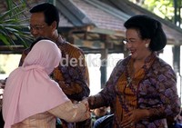 Sri Sultan Hamengku Buwono X didampingi GKR Hemas menerima ucapan selamat Idul Fitri 1433 H dari warga masyarakat Yogyakarta dan sekitarnya. (Bagus Kurniawan/detikcom).