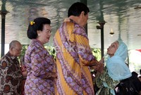 Dengan ramah Sultan menerima ucapan selamat Idul Fitri dari berbagai lapisan masyarakat. (Bagus Kurniawan/detikcom).