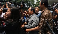 Djoko Susilo keluar dari Bareskrim Mabes Polri, Jl Trunojoyo, Jakarta, Jumat (24/8/2012) pukul 12.05 WIB. Dia lantas berjalan menuju masjid yang jaraknya sekitar 100 meter dari gedung Bareskrim. Ramses/detikcom.
