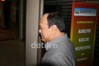 Usai salat Jumat, Djoko Susilo kembali masuk ruang Bareskrim. Ramses/detikcom.