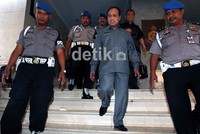 Irjen Djoko Susilo keluar dari gedung Bareskrim Mabes Polri.