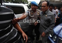 Djoko Susilo dikawal ketat menuju mobilnya.
