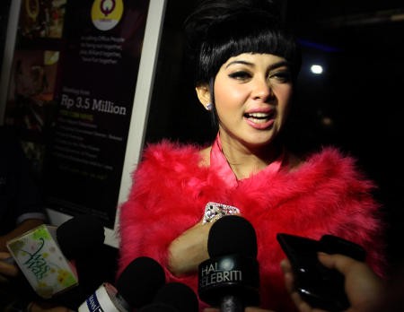 Ditanya Soal Foto Merokok, Syahrini Menghindar