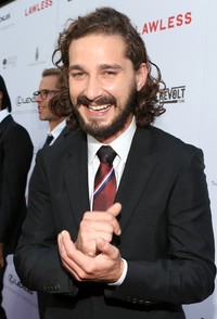 Tak hanya memelihara kumis dan jenggot, Shia juga menggondrongkan rambutnya. (Christopher Polk/Getty Images).